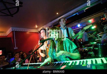 Kate Nash durchgeführt einen geheimen Gig im The Trinity Pub Egge Stockfoto