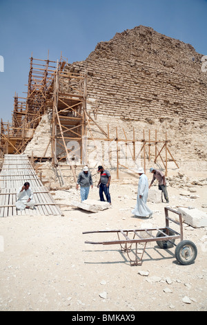 Ägyptische Arbeiter, die Wiederherstellung der Stufenpyramide des Djoser, Sakkara, Ägypten Stockfoto