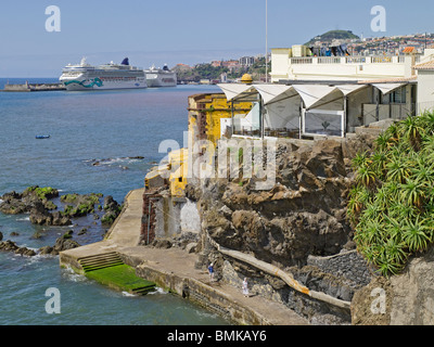 Kreuzfahrtschiffe Schiff im Hafen von Fort Sao festgemacht Tiago Funchal Madeira Portugal EU Europa Stockfoto