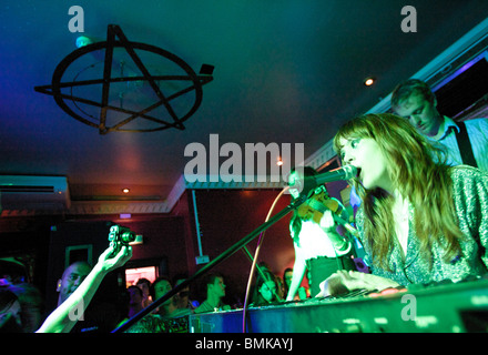 Kate Nash durchgeführt einen geheimen Gig im The Trinity Pub Egge Stockfoto