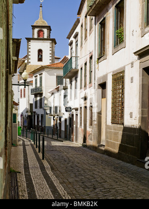 Street View Szene im Stadtzentrum von Igreja Sao Pedro Kirche von der Rua de Sao Pedro Funchal Madeira Portugal EU Europa Stockfoto