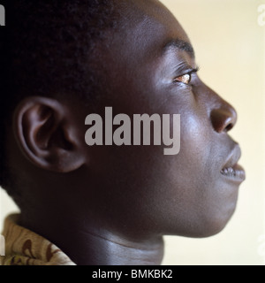 Teenaged afrikanischen jungen in Kenia Seitenansicht von der Kamera Suche ernst auf der rechten Seite. Sehr engen Ernte. Stockfoto