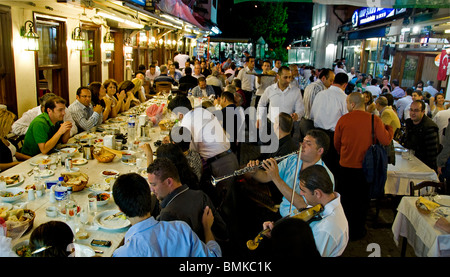 Bursa Street Nacht Restaurant Sakarya paar Türkei Anatolien Stockfoto