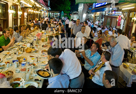 Bursa Street Nacht Restaurant Sakarya paar Türkei Anatolien Stockfoto