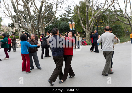 Senioren tanzen in Fuxing Park, Shanghai, China Stockfoto