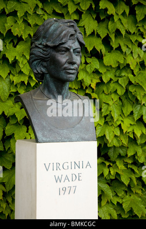 Statue des ehemaligen britischen Damen / Damen Meister Virginia Wade & Schlingpflanze. Wimbledon Tennis Meisterschaft Boden. London. UK Stockfoto