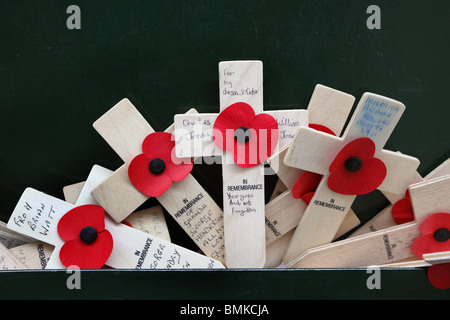 Kreuze und Mohn in Erinnerung an diejenigen, die im ersten Weltkrieg an der Gedenkstätte Menin Gate, Ypern, Belgien fiel. Stockfoto