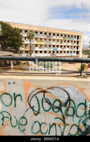 Umfangreiche Graffiti auf verlassenen Block von Wohnungen, Mahon, Menorca, Spanien Stockfoto