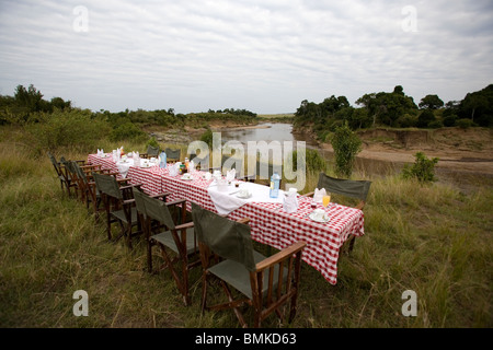 Afrika. Kenia. Masai Mara. Buschfrühstück neben den Mara River nach einem Sonnenaufgang Ballonsafari. Stockfoto