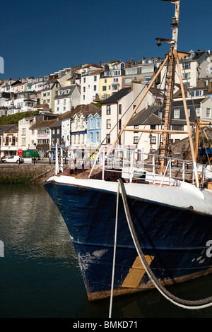 Großbritannien, England, Devon, Brixham Angelboot/Fischerboot vor Anker im Hafen Stockfoto