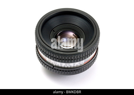 Nahaufnahme eines Vintage-Kameraobjektivs auf einem sauberen weißen Hintergrund Stockfoto