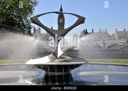 Drehtür Edelstahl Wasser spray Funktion Brunnen & Kunst Skulptur von Naum Gabo im St. Thomas Hospital als Rahmen zu Big Ben Clock Face London UK Stockfoto