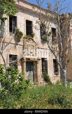 Verwahrloste Gebäude der Armee - ehemaliges Militärgefängnis - La Mola, Mahon (Mao) Menorca, Spanien Stockfoto