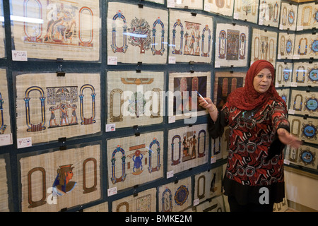 Eine arabische Frau Angeberei Bilder gemalt auf Papyrus Papier, Kairo, Ägypten Stockfoto