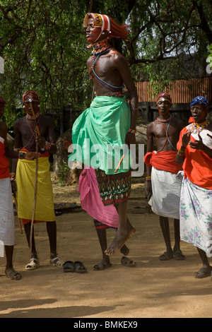 Afrika. Kenia. Junge Samburu Morani Tanz mit Frauen in bunten, traditionellen Kleid bei einer Zeremonie im Samburu NP. Stockfoto