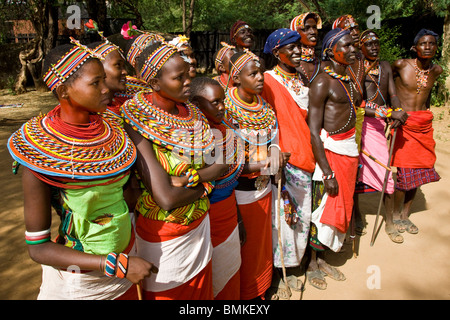 Afrika. Kenia. Junge Samburu Morani Tanz mit Frauen in bunten, traditionellen Kleid bei einer Zeremonie im Samburu NP. Stockfoto