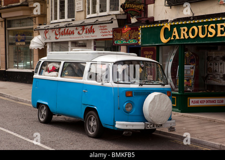 Großbritannien, England, Devon, Brixham Hafen, Volkswagen Camper Van parkten außerhalb Essen zum Mitnehmen-Geschäfte Stockfoto
