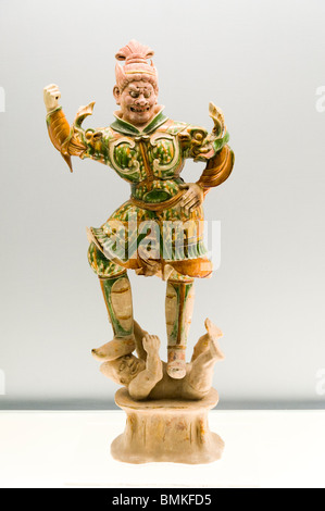 Polychrom glasierte Keramik Statue von einem himmlischen Wächter, Tang-Dynastie 618-907 n. Chr. im Shanghai Museum, Shanghai, China Stockfoto