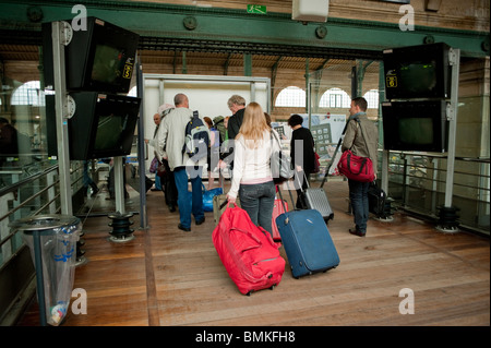 Paris, Frankreich, Touristen Zugreisende mit Koffern, Frau zu Fuß entfernt, Bahnsteig, Gare du Nord Stockfoto