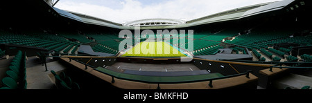 Panorama-Foto der Centre Court Wimbledon / Tennis Meisterschaft Stadion Arena mit dem Schiebedach. Wimbledon, Großbritannien. Stockfoto