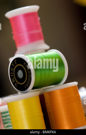 Rollen von bunten Baumwollgarn. Stockfoto