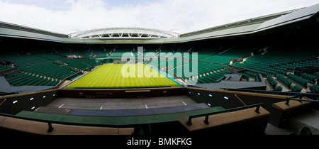 Panorama-Foto der Centre Court Wimbledon / Tennis Meisterschaft Stadion Arena mit dem Schiebedach. Wimbledon, Großbritannien. Stockfoto