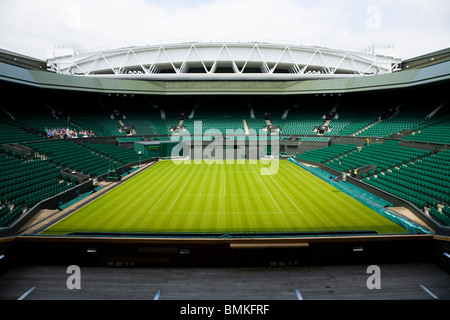 Foto des Centre Court Wimbledon / Tennis Meisterschaft Stadion Arena mit dem Schiebedach. Wimbledon, Großbritannien. Stockfoto