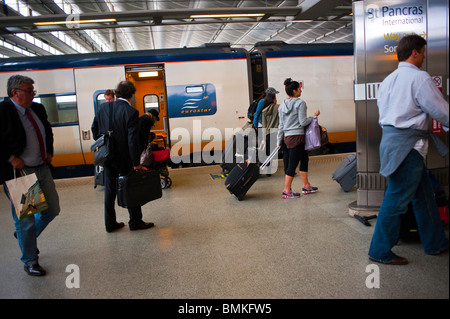 London, England, Großbritannien, Großbritannien, kleine Menschenmengen, Wandern, Touristen reisen im Hochgeschwindigkeits-TGV-Bahnhof, St.. Pancras, Eurostar, Bahnsteig, elektrische Züge Stockfoto