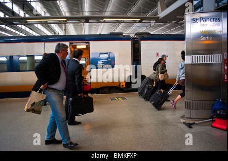 London, England, Großbritannien, Großbritannien, Kleinvolk Peope, Touristen Zu Fuß, Unterwegs Hochgeschwindigkeitsbahnhof, St.. Pancras, Eurostar, mit Koffern auf sncf-Bahnsteig, Elektrozüge Stockfoto