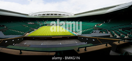 Panorama-Foto der Centre Court Wimbledon / Tennis Meisterschaft Stadion Arena mit dem Schiebedach. Wimbledon, Großbritannien. Stockfoto