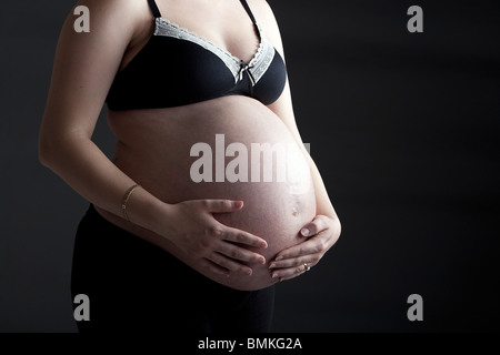 Schöner Schuss von einem stark schwangere Frau Schröpfen ihr Bauch Stockfoto