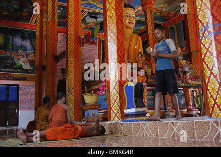 Junge buddhistische Mönche in einem Tempel in Lolei, Angkor, Kambodscha Stockfoto