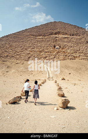 Zwei Frauen Touristen zu Fuß in Richtung der Roten Pyramide an Dahshur, Ägypten Stockfoto