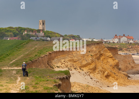 Küsten-Erosian und Happisburgh Kirche Norfolk UK Mai Stockfoto