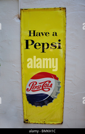 Alte Keramik Pepsi-Cola-Werbung anmelden Strandbar, Platja de ses Salines, Ibiza, Balearen, Spanien Stockfoto