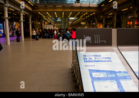 London, England, UK, Großbritannien, Touristen Reisen in Nähe des Bahnhofs, "St. Pancras" detail Willkommensschild Stockfoto