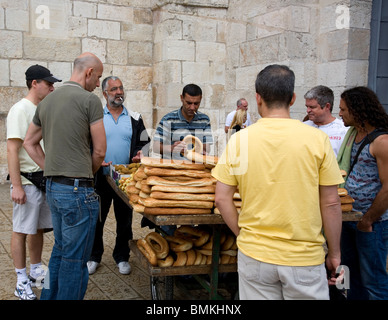 Anbieter verkaufen Brot außerhalb Jaffa-Tor in Jerusalem Stockfoto