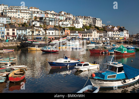 Großbritannien, England, Devon, Brixham Boote im Hafen vor Anker neben Golden Hind Replik Schiff Stockfoto