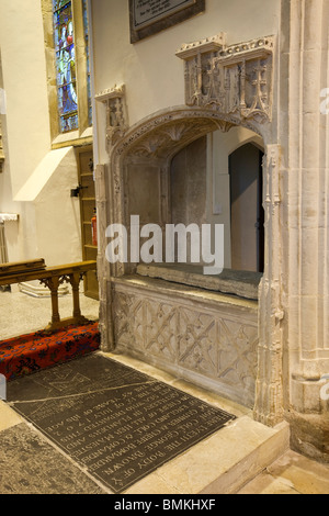 Großbritannien, England, Devon, Brixham Oberstadt, St. Mary Parish Kirche Interieur, antike Denkmal Stockfoto