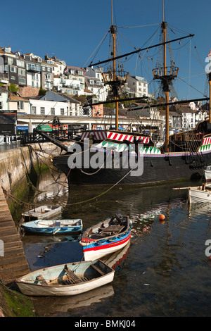 Großbritannien, England, Devon, Brixham Boote im Hafen vor Anker neben Golden Hind Replik Schiff Stockfoto