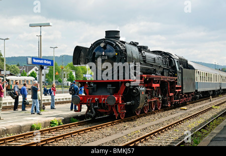 Erhaltene Klasse 41 Dampf Lok Ankunft in Neuenmarkt, Bayern, Deutschland, Mai 2010. Stockfoto