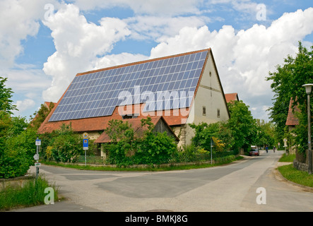 Sonnenkollektoren auf dem Dach auf dem Bauernhof der alten Gebäude in Franken, Bayern, Deutschland. Stockfoto