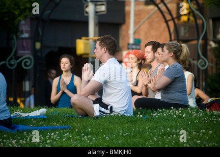 Yoga-Praktizierende Teilnahme an einer kostenlosen Yoga-Kurs Stockfoto