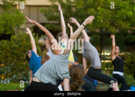 Yoga-Praktizierende Teilnahme an einer kostenlosen Yoga-Kurs Stockfoto