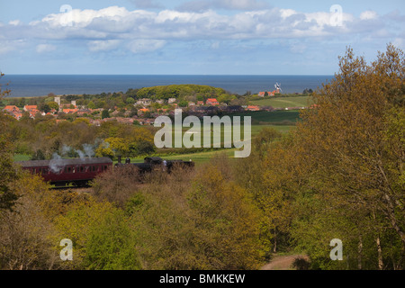 Weybourne Dorf von Kelling Heath Nature Reserve und Weitergabe Dampfzug Stockfoto