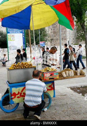 Anbieter außerhalb Jaffa-Tor in alten Mauern von Jerusalem Stockfoto