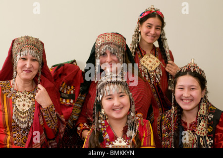 Gruppenbild der turkmenischen Familie in traditioneller Tracht, Turkmenistan Stockfoto