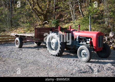 Alte rote & grauen Ackerschlepper & Tieflader Stockfoto