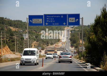 Die D 330 Autobahn Bodrum Havalimani Airport Road gesehen hier unter Entwicklung Türkei Süd-westlichen Ägäis-region Stockfoto