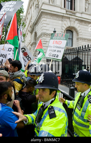 Free Gaza-Demonstration in Whitehall vor Downing Street, Juni 2010 Stockfoto